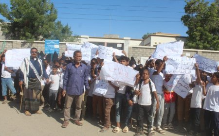 معلمو وطلاب مدارس منطقة الدرجاج ينظمون وقفة احتجاجية للمطالبة بصرف المرتبات المتأخرات