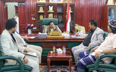 محافظ المهرة يلتقي المدير الجديد لصندوق صيانة الطرق بالمحافظة