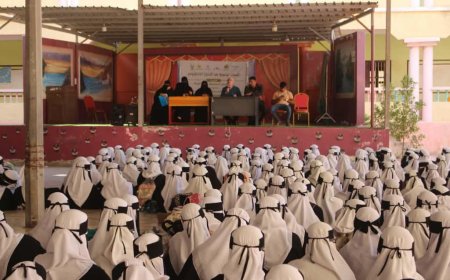 هيئة السلم المجتمعي تدشن جلسات توعوية حول مكافحة الابتزاز الإلكتروني لطالبات ثانويتين بالمكلا