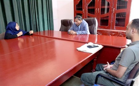 محافظ أبين يناقش مع مديرة الجهاز المركزي للإحصاء البيانات المتخصصة قي المسوحات الاقتصادية للعام 2025م