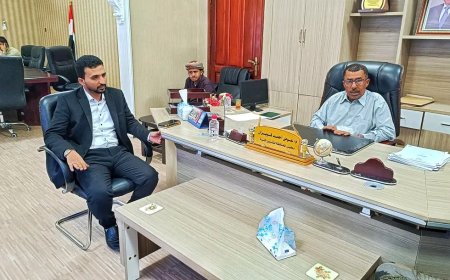 الوكيل الفني بمحافظة المهرة يلتقي مدير صندوق صيانة الطرق لبحث ملفات الطرق المتضررة