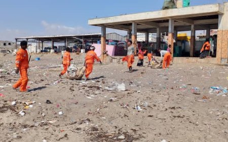 بتوجيهات محافظ أبين.. حملة بيئية لتنظيف شاطئ المجمع السمكي بشقرة