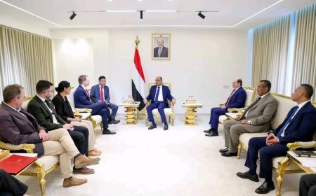 رئيس الوزراء يعقد في عدن جلسة مباحثات مع وزير الدولة البريطاني