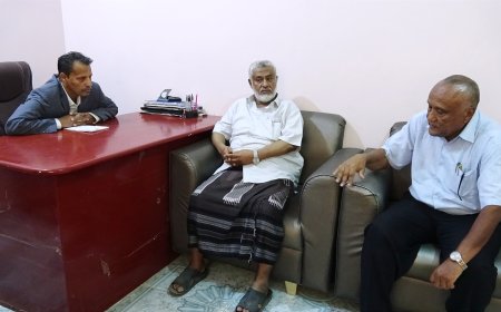 محافظ أبين يناقش مع مدير عام الشباب والرياضة امكانية تعشيب ملعب البيتي بمدينة جعار