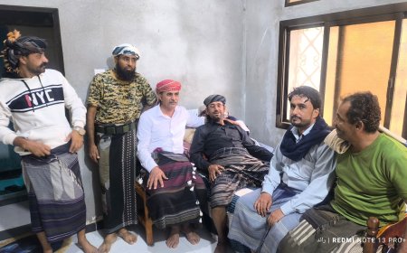 نائب رئيس تنفيذية انتقالي أبين يطمئن على صحة عضو مجلس المستشارين السنيدي ومدير المصائد السمكية حمامة