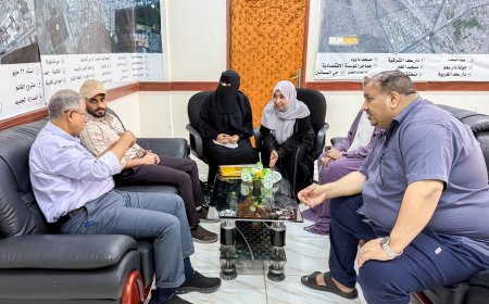 راشد وبن جرادي يناقشان آلية عمل صندوق النظافة في السوق الشعبي للنساء بصيرة