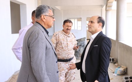نائب محافظ العاصمة عدن وعبود ناجي يتفقدان سير العمل في مشروع بناء ثانوية سمير راوح بدارسعد