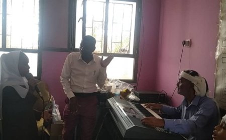 مدير عام الثقافة بأبين يشرف على تدريبات استعداداً لحفل الأغنية الثورية الوطنية بمجمع الفتح للبنات بخنفر