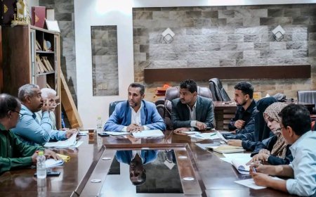 وكيل عدن يناقش سير تنفيذ مشاريع مديرية الشيخ عثمان ويؤكد أهمية تعزيز التنسيق لضمان نجاح خطط التنمية