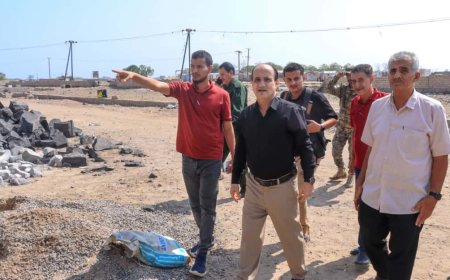 مدير عام دارسعد يتفقد سير العمل في مشروع بناء سور من الحجر لمبنى قوات القطاع السادس حزام أمني بالمديرية