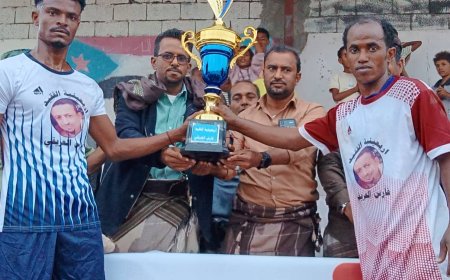 الزمالك والنوارس يهدون كأس الفقيد فارس العريقي لاسرته في مدينة جعار