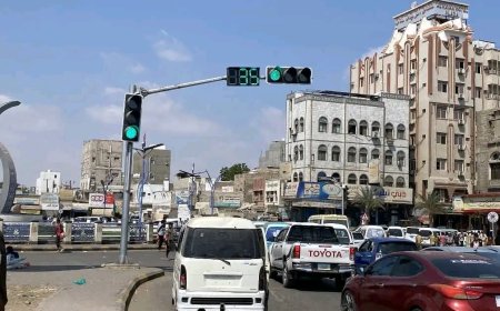 شرطة السير بعدن تدشّن التشغيل التجريبي للإشارات الضوئية في جولة القاهرة