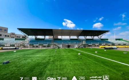 إدارة وحدة عدن تتابع ميدانياً أعمال تحديث عشب الملعب وفق أعلى المواصفات الدولية