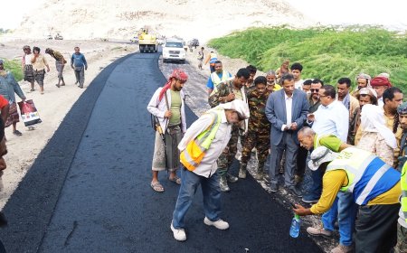 محافظ أبين يدشّن  أعمال سفلتة طريق الحصن سد حسان باستخدام أول خلاطة أسفلتية بمنظومة الفلر صديقة للبيئة.