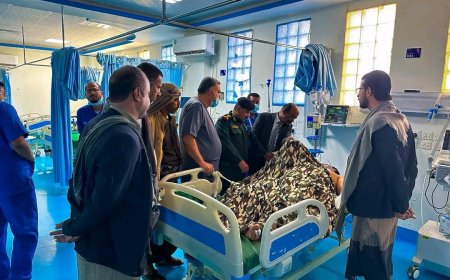 مدير عام شرطة شبوة يطمئن على صحة جريح الهجوم الإرهابي في منطقة المصينعة