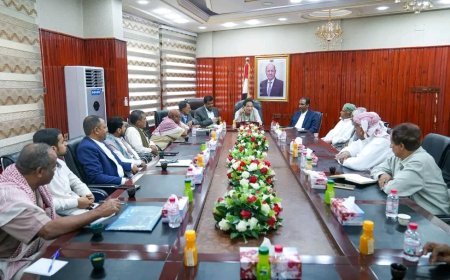 محافظ المهرة يلتقي بقيادات المكونات والكيانات السياسية ويؤكد ضرورة توحيد الجهود للحفاظ على أمن واستقرار المحافظة