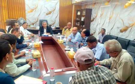 نائب محافظ عدن  يترأس اجتماعا لمناقشة معالجة مشاكل الصرف الصحي بمديرية خور مكسر