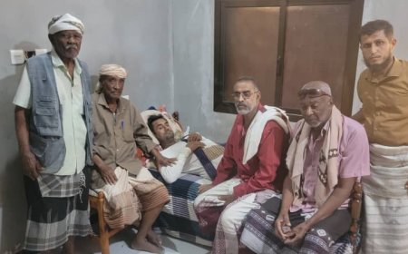 وفد من قيادات الانتقالي والشخصيات الاجتماعية يزورون المناضل الإعلامي السنيدي في منزله بباتيس