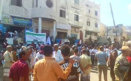 جرحى حرب 2015 وأسر الشهداء ينفذون وقفة احتجاجية أمام قصر المعاشيق للمطالبة بحقوقهم