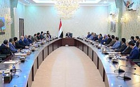 رئيس مجلس القيادة يرأس اجتماعاً للحكومة ويحدد أولويات المرحلة: الرواتب والأمن والإصلاحات الاقتصادية في الصدارة.