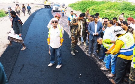 محافظ أبين يدشن  أعمال سفلتة طريق الحصن سد حسان باستخدام أول خلاطة أسفلتية بمنظومة الفلر صديقة للبيئة