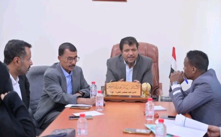 أمين محلي المهرة يناقش مع شركة توب بابو تنفيذ مشروع محطات تحلية مياه البحر بالطاقة البديلة