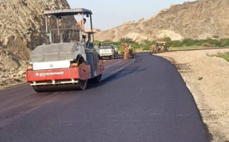 استمرار أعمال سفلتة طريق الحصن – سد حسان باستخدام أول خلاطة أسفلتية بمنظومة الفلر صديقة للبيئة