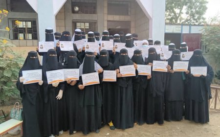 إدارة مجمع الفتح للبنات بخنفر تكرم المعلمات والطالبات المشرفات على المسابقات والأنشطة المدرسية بطابور الصباحي 