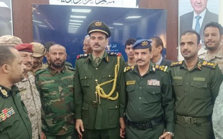 الرائد وضاح فارع يهنئ العميد محمد عبدربه المصعبي لنيله إجازة الزمالة من الأكاديمية العسكرية العليا