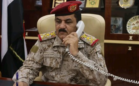 وزير الدفاع يطمئن على سلامة محافظ تعز وقائد محور طور الباحة ويؤكد تشكيل لجنة للتحقيق