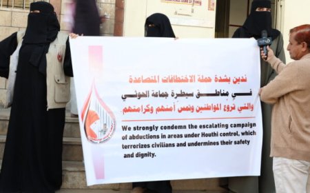 وقفة احتجاجية لرابطة أمهات المختطفين ضد أحكام الإعدام الحوثية الصادرة بحق 17 من المختطفين