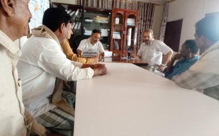 رئيس انتقالي أبين يطّلع على الأوضاع والاحتياجات الصحية بالمحافظة خلال زيارة لمكتب الصحة العامة