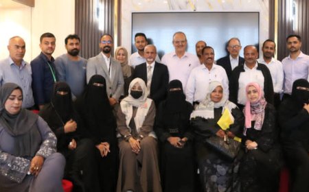 قطاع السكان و"المؤسسة الطبية الميدانية" يطلقان دليلي الخدمات والتدريب لصحة الشباب في عدن