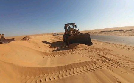 باشراف وزير الأشغال ومتابعة محافظ شبوة… تنفيذ أعمال إزاحة الرمال في طريق عتق – بيحان