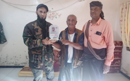 إدارة نادي خنفر تكرم عضو مجلس الشرف الاعلى للنادي قائد جهاز مكافحة الارهاب العميد"عبدالرحمن الشنيني" بدرع النادي