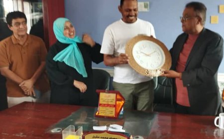 الدكتور عصام المقبلي يكرم أسامة باقاضي ممثل منظمة بيور-هاندز" الأيادي النقية" في عدن