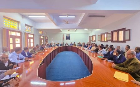 المكتب التنفيذي بتعز يستنكر استهداف محافظ المحافظة ويناقش تقارير خدمية