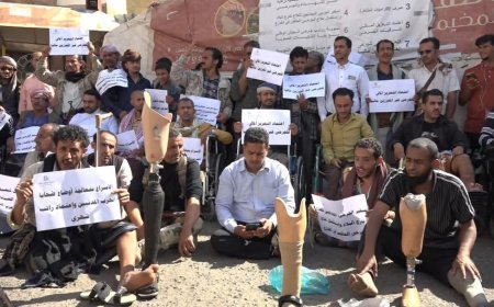 تعز.جرحى الجيش ينفذون وقفة احتجاجية حاشدة داخل مخيم اعتصامهم في خطوة تصعيدية جديدة