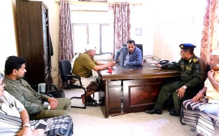 محافظ أبين يزور إدارة الأحوال المدنية ويناقش مع مدير المصلحة تفعيل أنشطة الفرع بالمحافظة