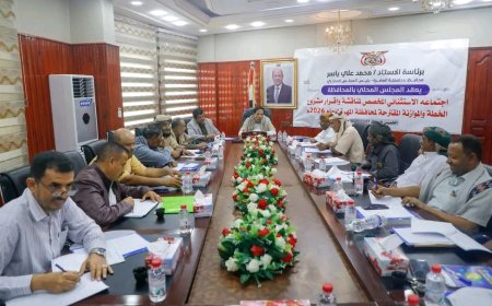 محافظ المهرة بن ياسر يترأس اجتماعًا استثنائيًا لإقرار الخطة والموازنة المقترحة لعام 2026