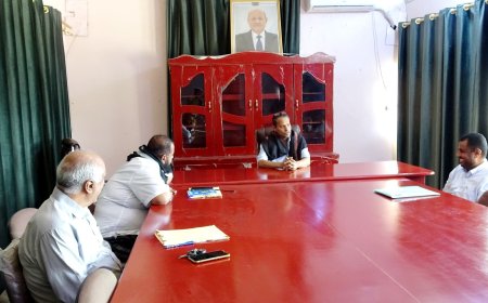 محافظ أبين يرأس اجتماعًا موسعًا لتعزيز الأداء الإداري ودفع عجلة التنمية في القطاعات الخدمية والإيرادية والاستثمارية