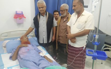 مدير عام الملاح يزور الشيخ محسن العرابي للاطمئنان على صحته بعد عملية جراحية ناجحة