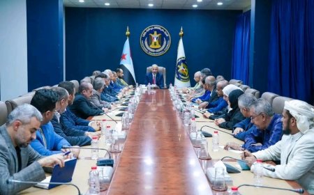 الرئيس الزُبيدي يترأس اجتماعاً موسعاً لهيئة رئاسة المجلس الانتقالي والأمانة العامة