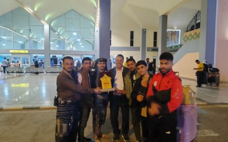 رئيس نادي شباب المسيمير محمود عادل الحوشبي يكرّم البطل يونس حسين ناصر بدرع النادي