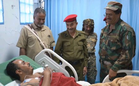 القائد العام لدفاع شبوة يطمئن على صحة المقدم شنكوع بعد هجوم المصينعة الإرهابي