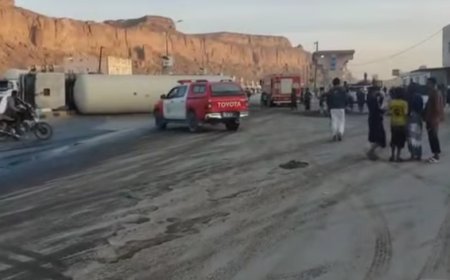 انقلاب شاحنة غاز أمام محطة العبور بمدينة عتق والدفاع المدني يسيطر على الموقف بنجاح