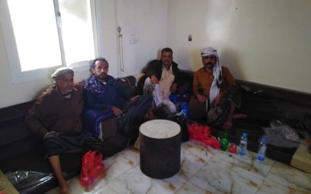 رئيس الدائرة السياسية للمقاومة الجنوبية بميفعة شبوة يلتقي قيادات اللواء الخامس مشاة بمعسكر الخرمة بالمديرية