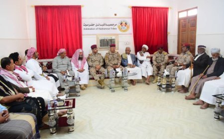 قائد المنطقة الأولى يناقش مع مرجعية قبائل حضرموت جهود الدولة في تثبيت أمن واستقرار المحافظة