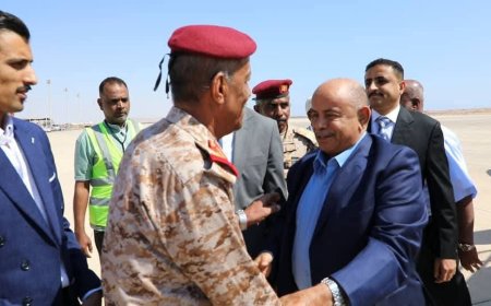 محافظ حضرموت يصل المكلا بعد أدائه اليمين الدستورية أمام رئيس مجلس القيادة الرئاسي