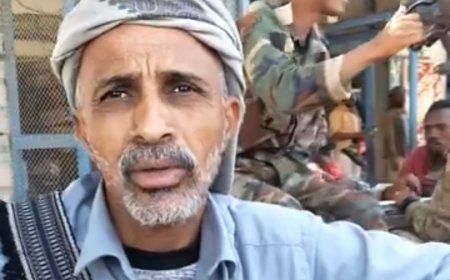 جنود اللواء الخامس مشاة بميفعة يرفعون العلم الجنوبي ويجوبون شوارع مدينة عزان احتفالاً بالذكرى الـ58 للاستقلال الوطني